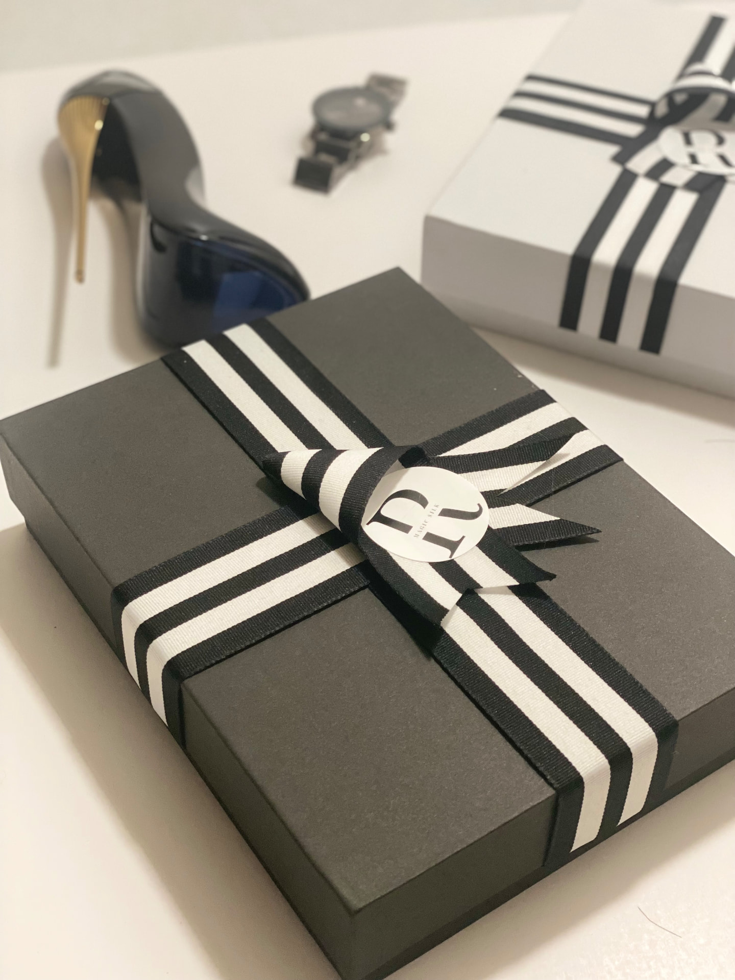 Cajas signature en el estudio, junto a los objetos de cada día