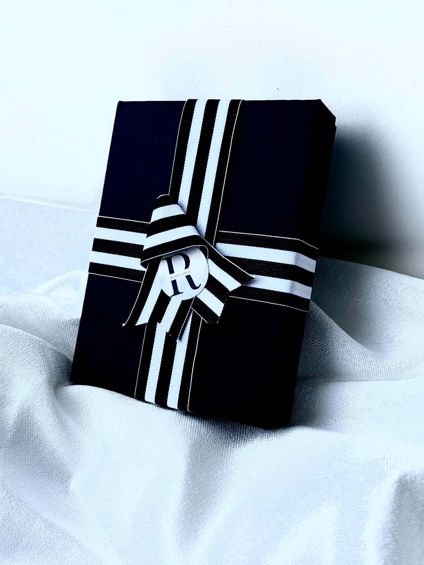 Caja de regalo RMagic Silk terminada con un lazo de rayas